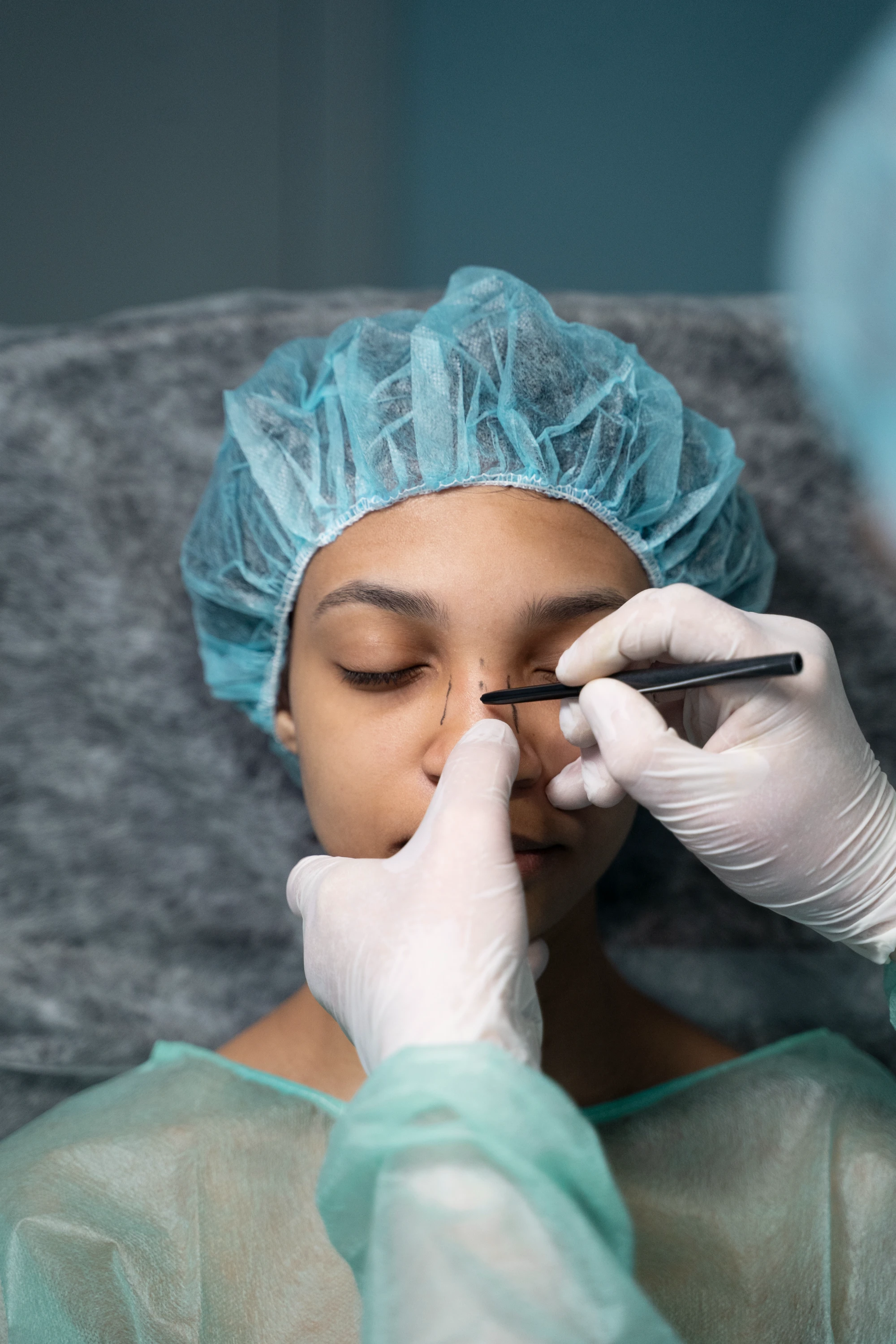 Live surgery broadcast for medical specialists